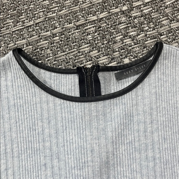 Suzy Shier | Blue Faux Leather Trim Hi-Low Top - Picture 3 of 10